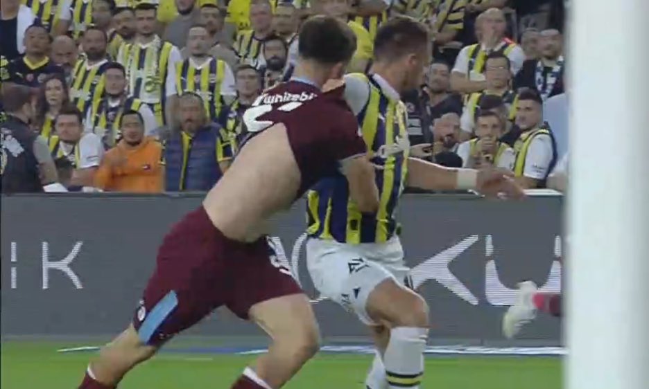 Abdullah Avcı: İlk yarıda 2-0 yapıyorduk, formadan çekme var diye iptal edildi. E penaltıda çekilen forma ne? O faulse bu nasıl penaltı? Formadan çekilmiyor mu?