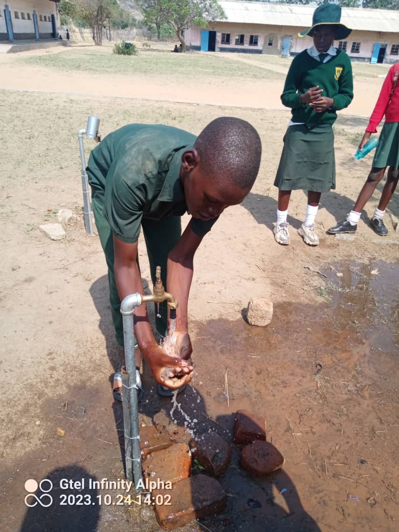 unlimitedhopet1's tweet photo. We are committed to provide clean and safe water in schools and communities.The learners and educators at Udebwe primary schoo are enjoying clean and safe water as well as the surrounding community @accesstosafewater @waterandgbv https://t.co/fwRUUXOSio