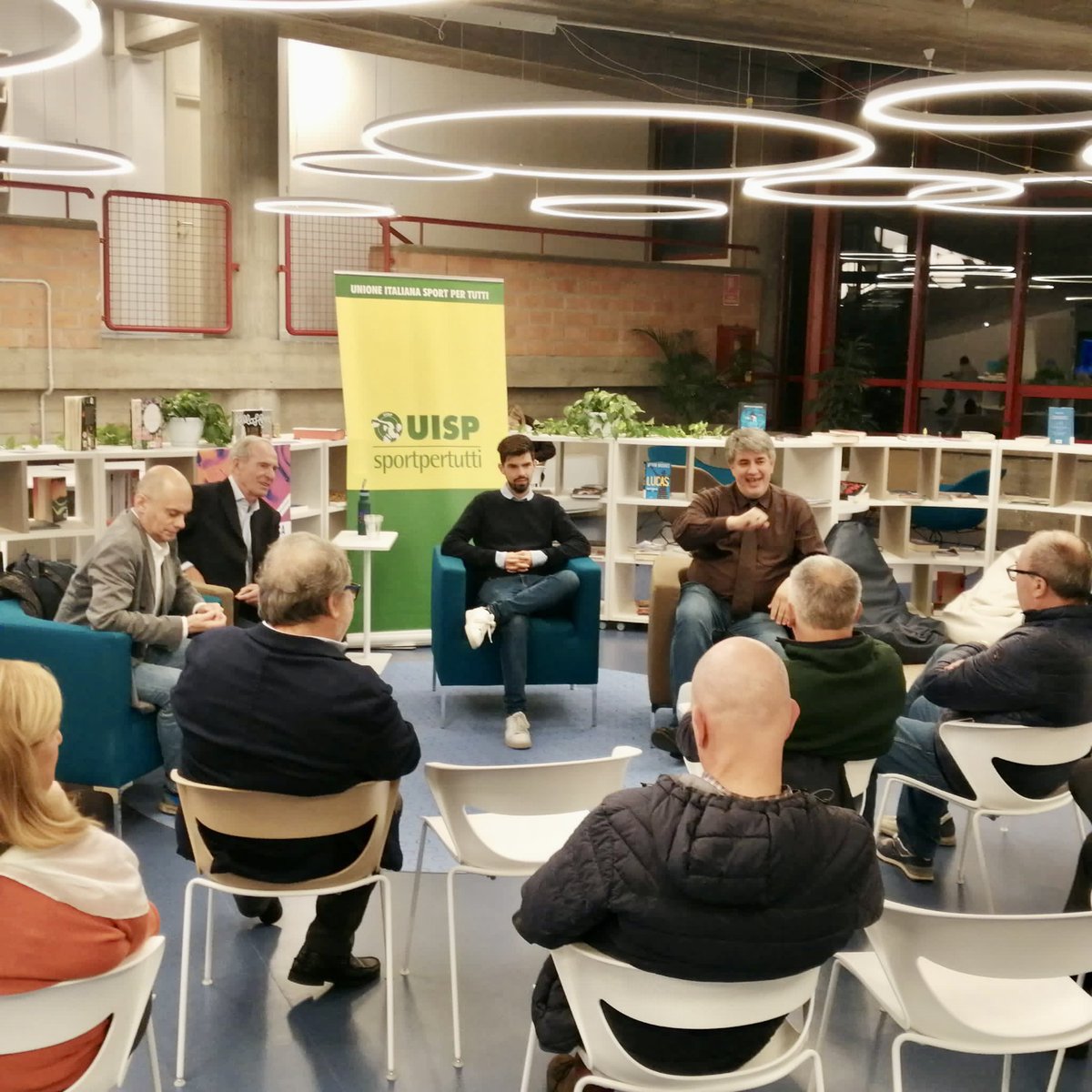 comunevenezia's tweet photo. 📚Alla Biblioteca Carpenedo Bussola è stato presentato il libro "In presa alta. Le parate di una vita di un portiere gentiluomo d'altri tempi" con Ivano Bordon e Jacopo Dalla Palma. 

📍Presente il Consigliere comunale @MatteoSenno. 

📖L’evento è parte del programma “Sport in Biblioteca di Carpenedo Bissuola” dedicato alla scoperta di grandi atleti che hanno fatto la storia dello sport.
