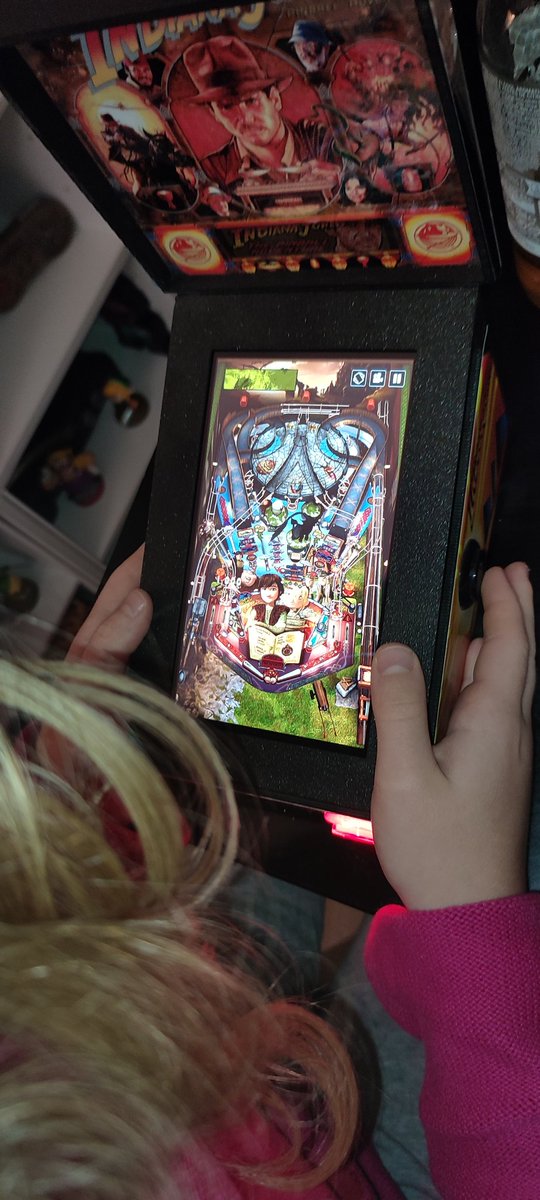 Nostalgeekat's tweet photo. Comme d'hab, jme fais piquer la place 😭
Pourquoi lui dire qu'il y avait les tables Mon petit poney et Dragons aussi !?
#pinswitch https://t.co/hRrxslNlix