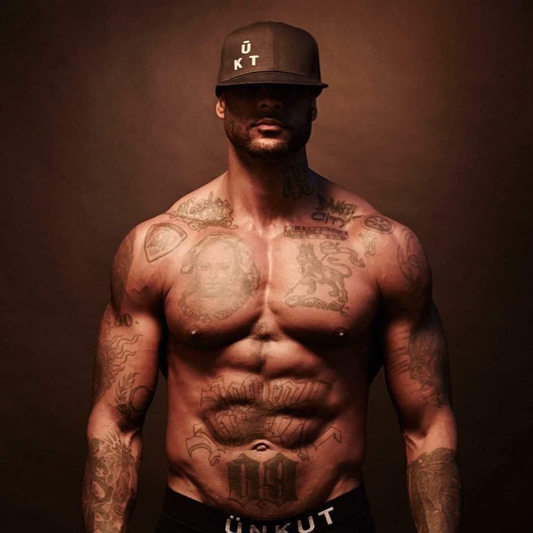 Azertyzerrr's tweet photo. Booba c’est le seul rappeur fr à prendre des positions, et prises de parole sur presque tous les sujets.
Vos Ninho, Gazo, Jul
ont-ils déjà pris position sur un sujet ou prise de parole ?
Ce sont-ils déjà prononcés ?
Ont-ils peur du risque ? 
Ont-ils peur d’être boycotté ? https://t.co/0tNwK3FaZi