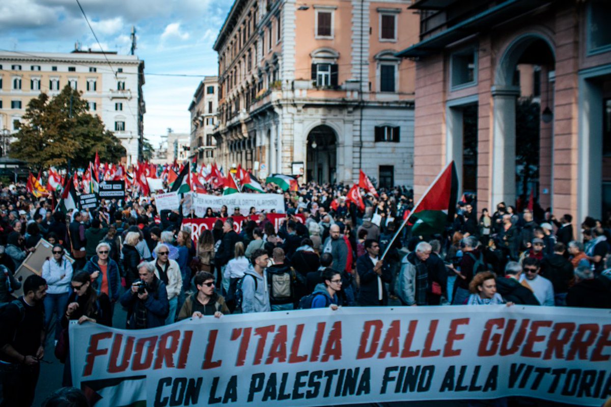 🇵🇸In migliaia a Roma contro le guerre e per la Palestina libera: Audio,video, foto: bit.ly/3Qmv78d #Palestine #Roma #Palestina