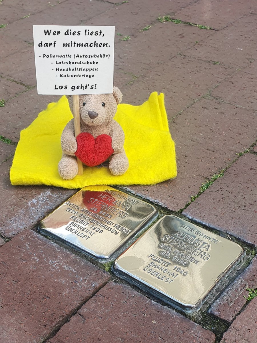 EickeTarkus's tweet photo. @HS_Akechi #Stolpersteine putze ich regelmäßig.
Unter dem Hashtag #KurtPutzt findet ihr hier &amp; bei #Instagram auch eine #Putzanleitung angeheftet, mit der ihr d. Steine auf #Hochglanz poliert bekommt.
Beispiele anbei.

https://t.co/P9ivMnX5lb

https://t.co/6a8wfi4bp1

#KeinVergessen
#FCKNZS https://t.co/YBfSBQ3nZV