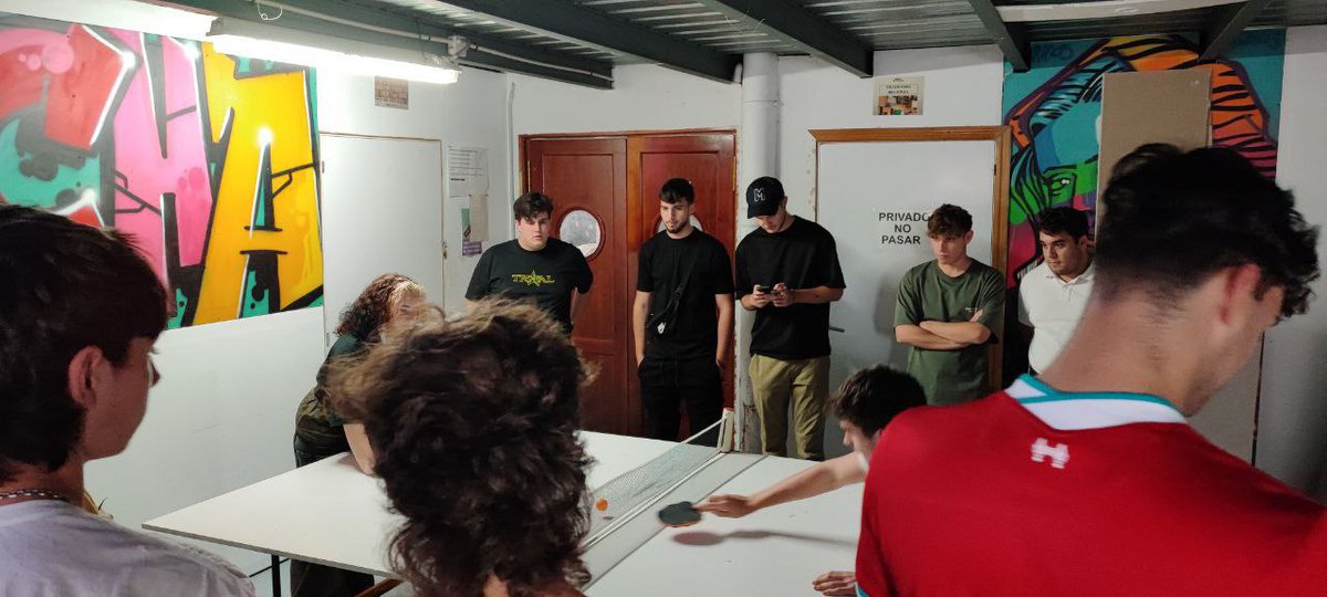 lanavemalaga's tweet photo. Ambientazo en @lanavemalaga: dj's, diseñadores-as, torneo de ping-pong...

A nuestra juventud les sobra iniciativa y talento. Que se multipliquen  espacios culturales abiertos donde puedan desplegarlo.
#LaNaveVa https://t.co/9Gev9w0sgn
