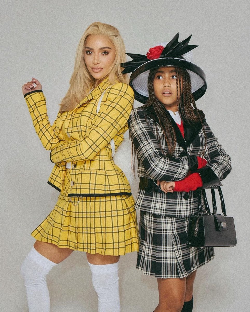 eddlm_'s tweet photo. @ParisHilton @britneyspears @theestallion @stallioncord @KylieJenner @KendallJenner @KekePalmer @haileycandiid 10. Ughhh, as if! Por supuesto no íbamos a dejar este disfraz de lado. 
Kim Kardashian y North West se disfrazaron de Cher y Dionne de “Clueless” 🎃💖 https://t.co/oiLFHqDDly