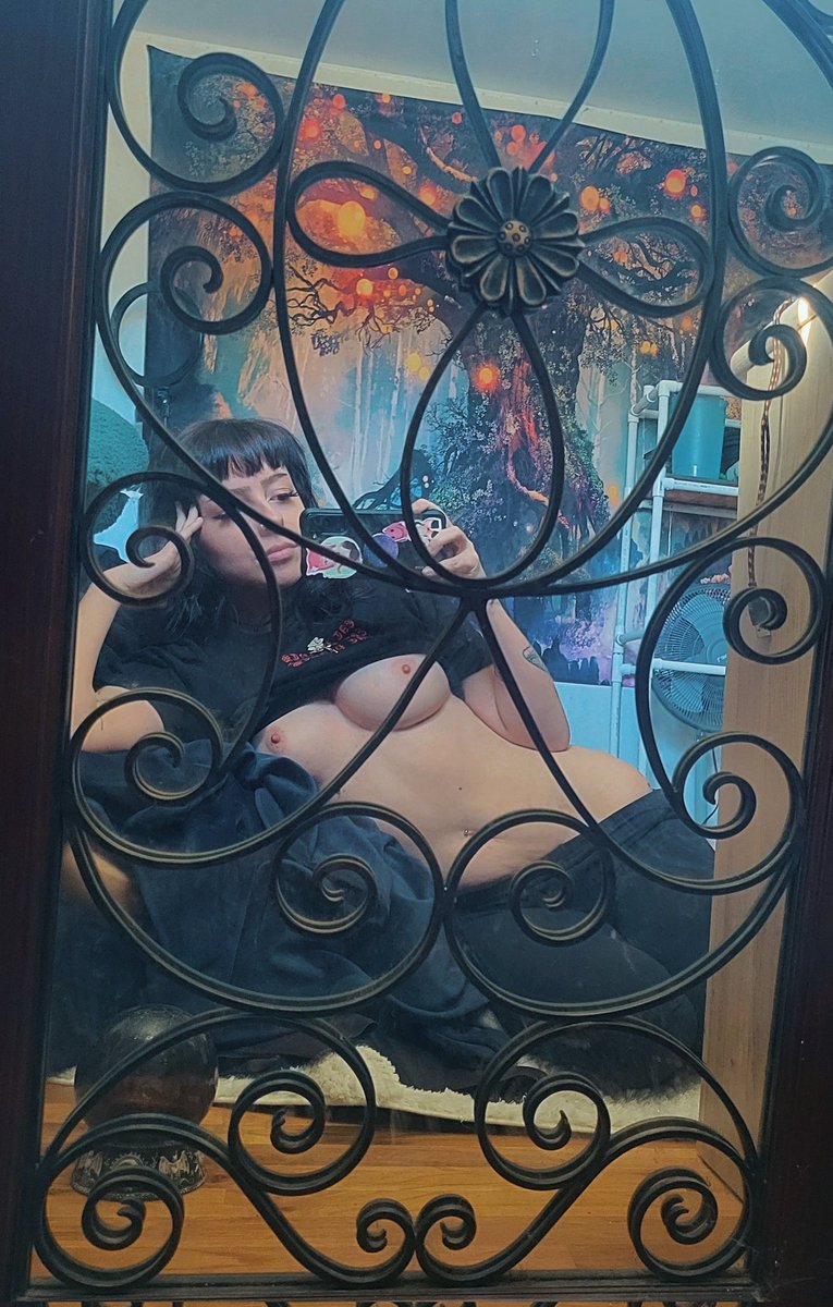 Messy room, but also tits