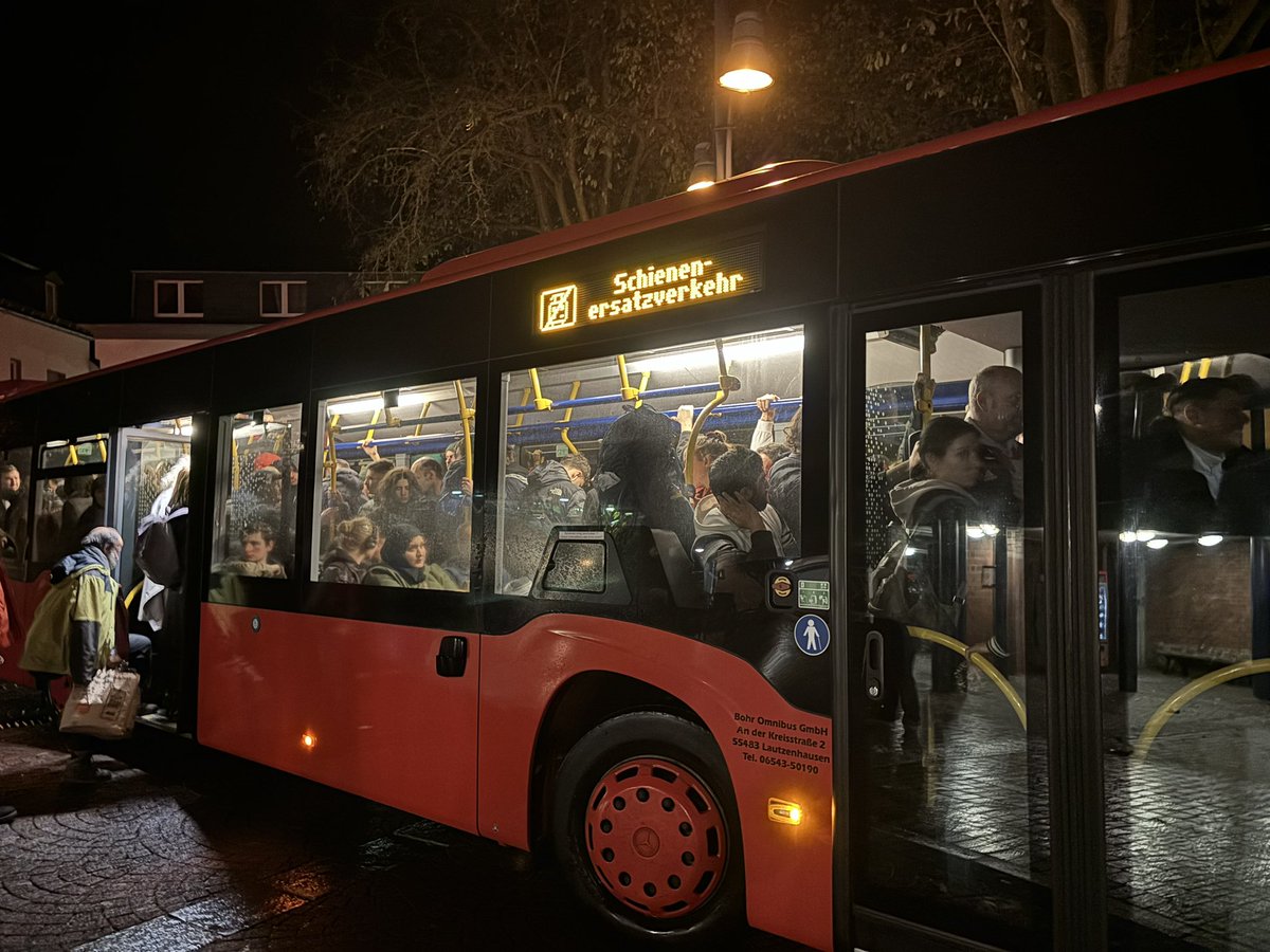 So sieht es aus, wenn die <a href="/DB_Bahn/">Deutsche Bahn Personenverkehr</a> ihren SEV konzeptioniert. Ca. 40 Reisende blieben stehen. Man möchte sich nicht ausmalen, was passieren kann, wenn es zu einem Unfall kommt. Unfassbar. #bahn #bahnfail