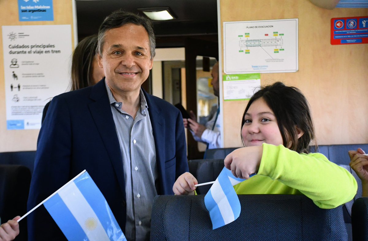 📍El ministro <a href="/DiegoGiuliano/">Diego Giuliano</a> junto al senador <a href="/marcelewan/">Marcelo Lewandowski</a>, viajaron en tren desde la estación Cañada de Gómez hasta la nueva estación Armstrong totalmente renovada que ya se encuentra habilitada✅. 
#ElTrenNosUne