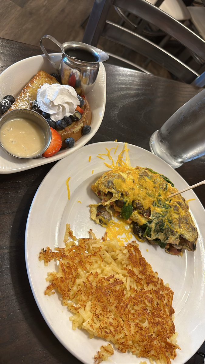 On Saturday’s ? We eat 🤣 Love stopping by one of favorite breakfast spots each Saturday.