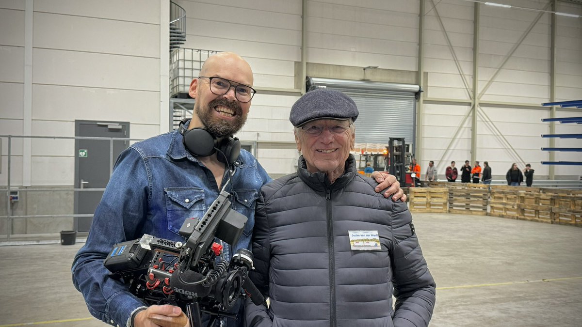 Vandaag videobeelden geschoten tijdens de open dag van <a href="/WerffLogistics/">Van der Werff</a> in Waalwijk. Entertainer Niek Boes verzorgde een hele vette show en oud formule 1-coureur Jan Lammers gaf een presentatie over zijn carrière en kijk op toekomst van motoren.

Oud directeur Jouke van der Werff