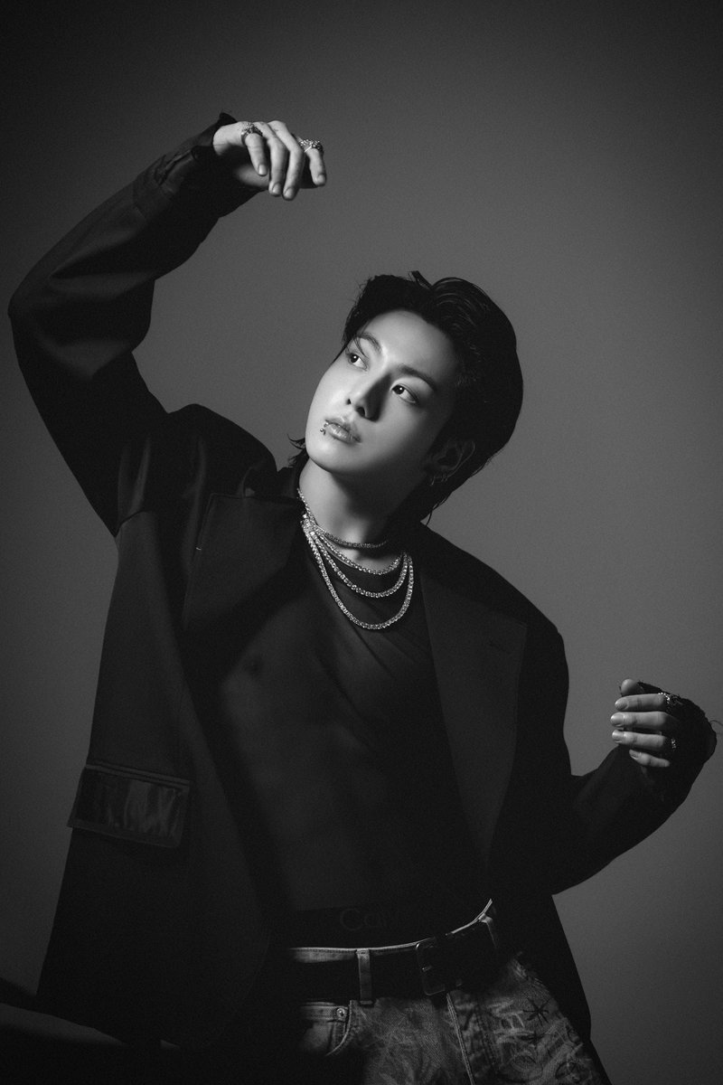 charts_k's tweet photo. Jungkook's "GOLDEN" debuts with 42,754,939 streams in its first day on the Spotify counter, biggest ever for a K-soloist!

Standing Next to You — 8,260,820
Seven — 7,501,207
3D — 4,926,557
Hate You — 3,693,462
Yes or No — 3,485,886
Please Don't Change — 3,135,056
Closer to You — 3,072,142
Somebody — 2,966,046
Shot Glass of Tears — 2,885,093
Too Sad to Dance — 2,828,670