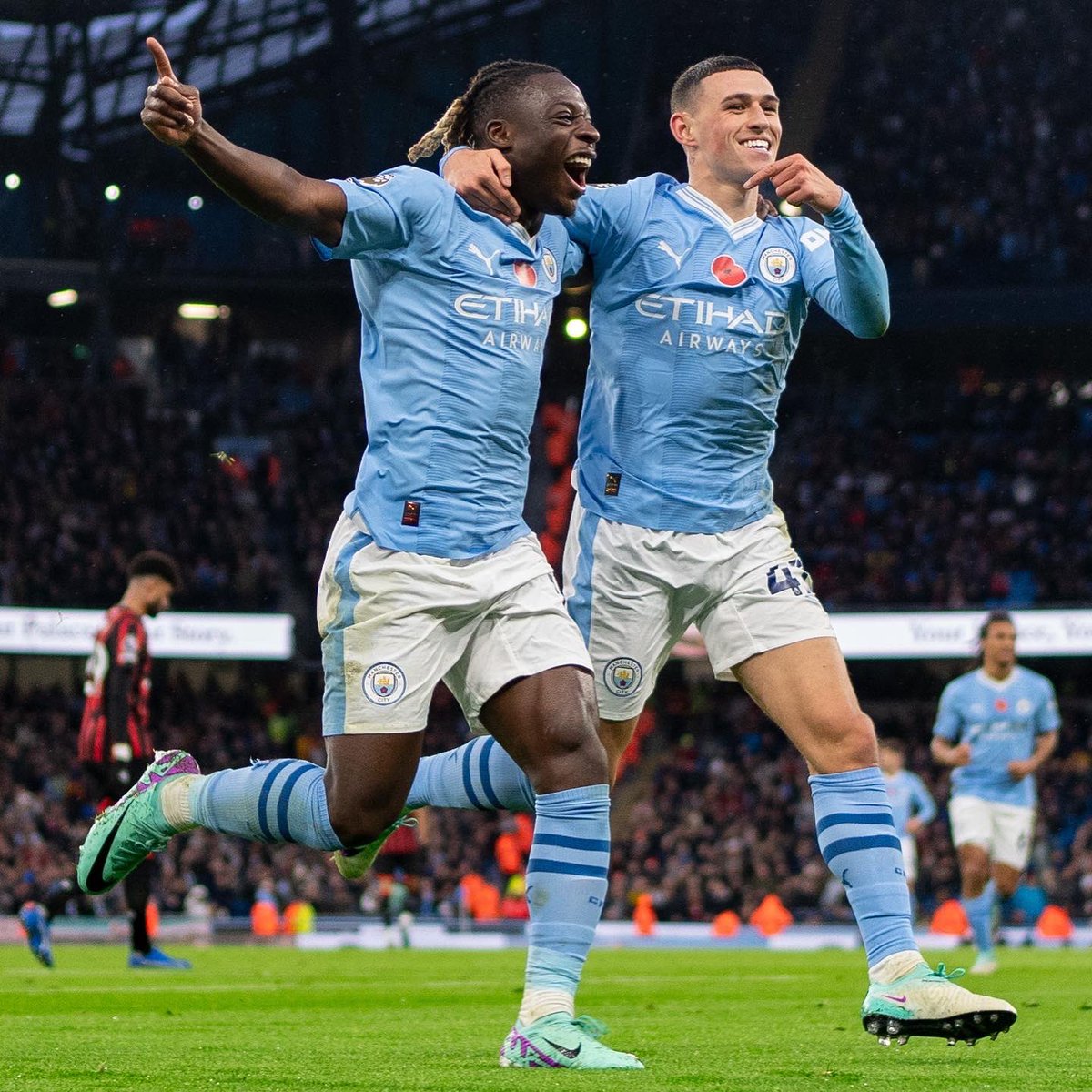 PhilFoden's tweet photo. My guy @JeremyDoku 🔥 

Some display at the Etihad 🎆 https://t.co/thMhrm1aXA