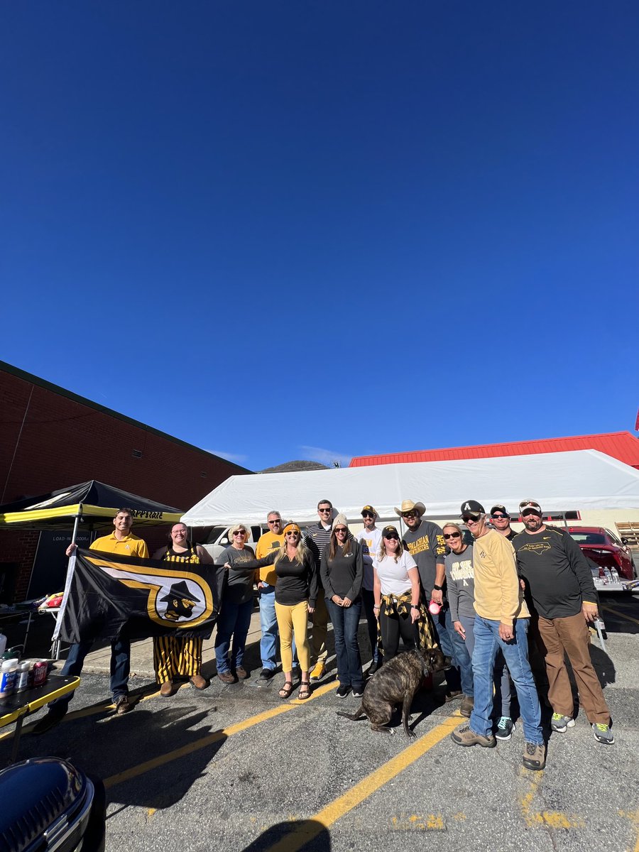 waddellaj's tweet photo. #beatmarshall #goappstate #gonears ⁦@appstatesports⁩ ⁦@AppState_FB⁩ #beattheherd #tailgateofthegame #legends https://t.co/GUKGP8A9mF