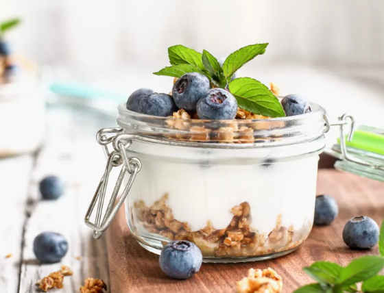 KristenJakobitz's tweet photo. If you feel hungry between meals, choose protein-rich snacks such as:

🔅Greek yogurt with walnuts (10g protein)
🔅Cottage cheese and fruit (15g protein)
🔅Hummus and carrot sticks (7g protein)

#HealthySnacks #health #protein https://t.co/A5Xd4xZph5
