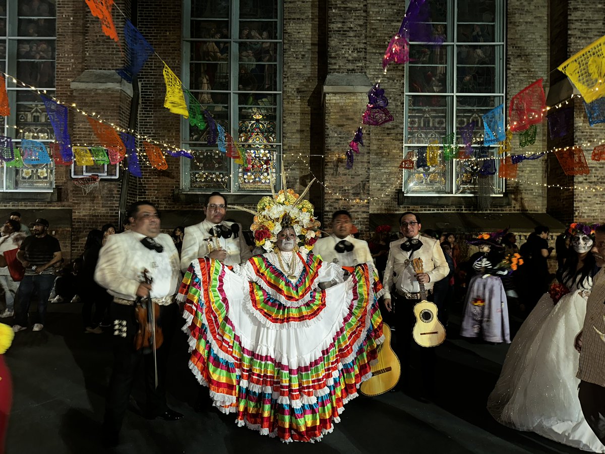 CoalicionMex's tweet photo. Un agradecimiento muy especial a los que vinieron como catrín y catrina. Todos estaban increíbles. Los disfraces mejoran año tras año.
Felicidades a los ganadores del concurso. https://t.co/hKlBvPKTpB
