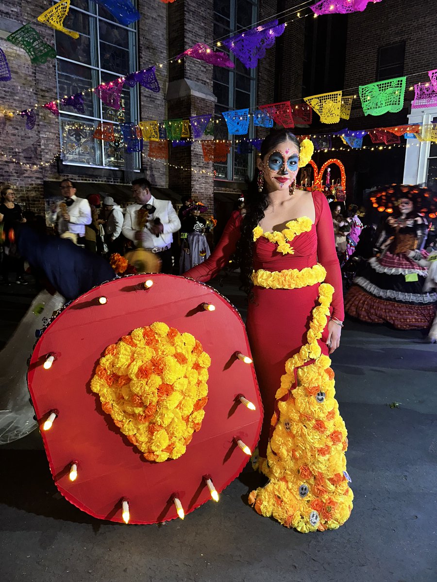 Un agradecimiento muy especial a los que vinieron como catrín y catrina. Todos estaban increíbles. Los disfraces mejoran año tras año.
Felicidades a los ganadores del concurso.