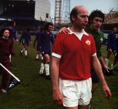 robertmdaws's tweet photo. (sir) #BobbyCharlton looking suitably sad in his last match for #MUFC at Stamford Bridge in April 1973 ... #PeterBonetti with a consoling hand around his shoulder , #CFC won 1-0 https://t.co/tf87i5rB2h