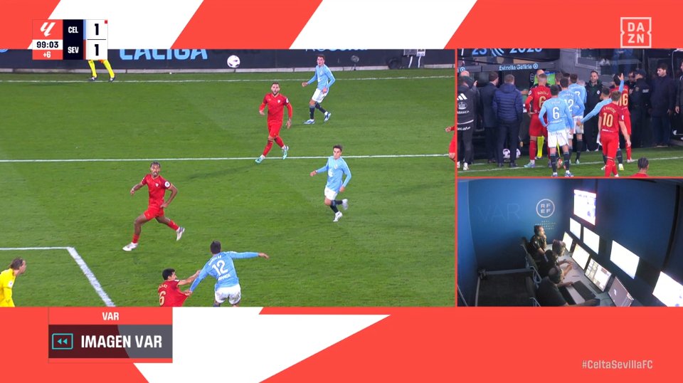 ArchivoVAR's tweet photo. 📺💥 Acción al límite en el descuento del Celta de Vigo - Sevilla.

👉🏻 A la vez que Jesús Navas agarra del brazo a Douvikas, Douvikas agarra de la camiseta a Jesús Navas.

✅ NO ES PENALTI.

▪️ Se producen dos infracciones de forma simultánea. https://t.co/XUbdXNjqXv