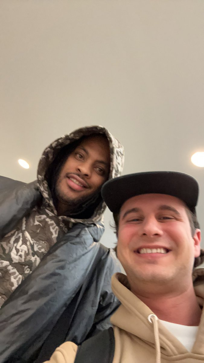Tapebbeats's tweet photo. Was on the same flight to Buffalo with the mf GOATTT https://t.co/ZPNGT5sJXV