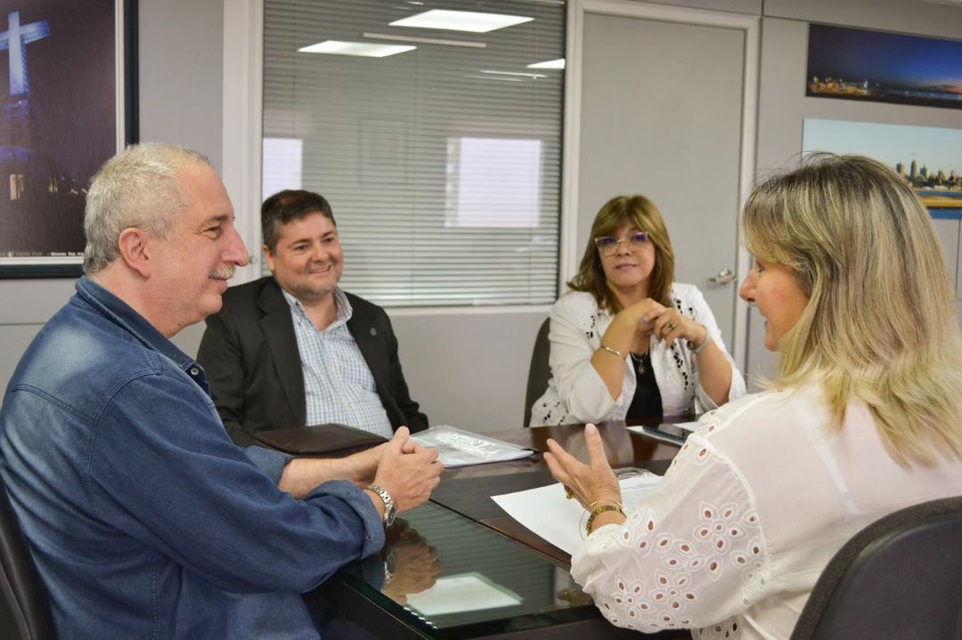 humbercb's tweet photo. Excelente reunión con el Gobernador electo de Misiones, @passalacquaok , la Dip. Mabel Cáceres y la Prosec. del CGE Ana Glinka, a la q asistieron @humbercb y @gracemoraez del @sipaseargentina para abordar temas de interés para los docentes administrativos de la provincia. 🚻📖 https://t.co/GWllJK7Fp9