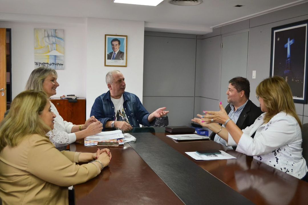 humbercb's tweet photo. Excelente reunión con el Gobernador electo de Misiones, @passalacquaok , la Dip. Mabel Cáceres y la Prosec. del CGE Ana Glinka, a la q asistieron @humbercb y @gracemoraez del @sipaseargentina para abordar temas de interés para los docentes administrativos de la provincia. 🚻📖 https://t.co/GWllJK7Fp9