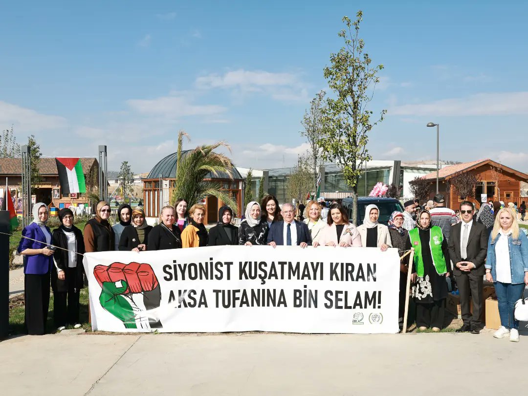 İl Kadın Kolları Başkanımız Asuman Yavuz ve teşkilatımız, Expo Alanımızda Geliri Filistin Kardeşlerimize ulaştırmak üzere düzenlenen Filistin Yararına Hayır çarşısı etkinliğine katıldı.

#AkKadınKahramanmaraş 
#AsumanYavuz 

#filistininyanındayız