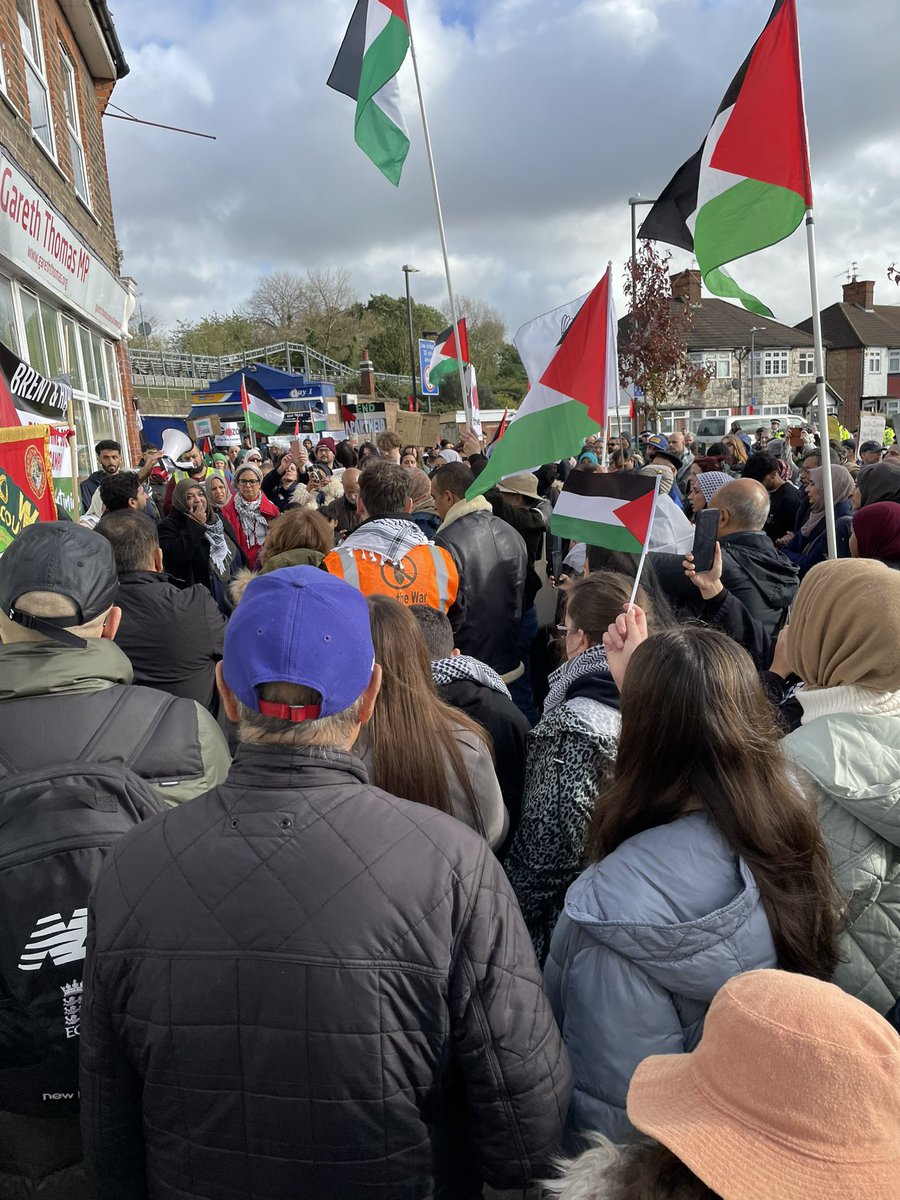 MehdiJuma's tweet photo. @GarethThomasMP You had a few more local residents right on your doorstep with a few things to say. Did the Middle East crisis come up at all on your rounds in South Harrow / Rayners Lane? https://t.co/yXEbrAUHEE