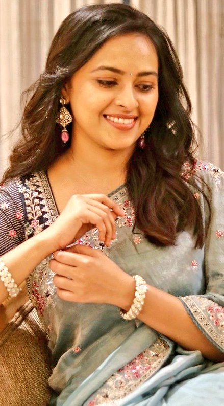 HelloIamHaris's tweet photo. திரும்ப திரும்ப தமிழ் சினிமா கொண்டாட தவறும் பேரழகி ❤️
கிறுக்கிக்கெல்லாம் கொடுக்குற சான்ஸ்ல பாத்தியாவது இந்த புள்ளைக்கு கொடுங்கடா 🤒

#SriDivya https://t.co/S40JoVaaIU