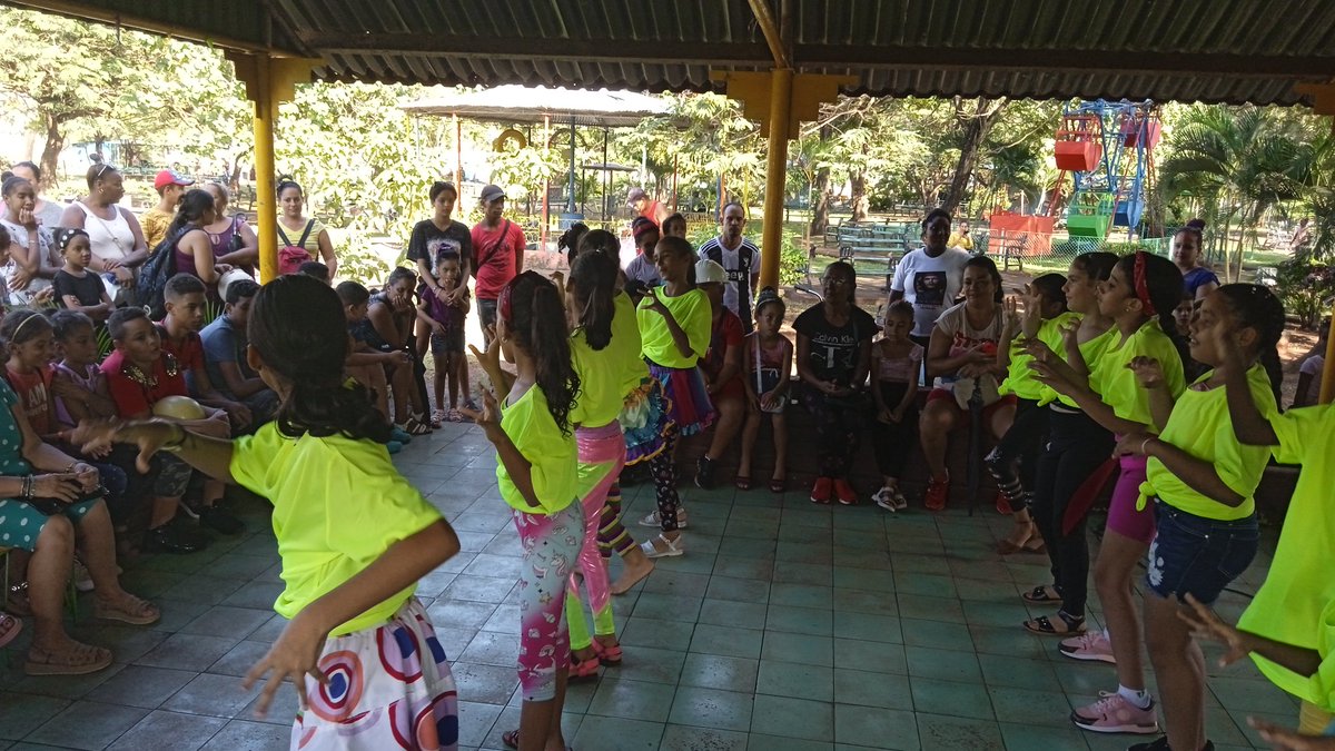 Yerlis83550122's tweet photo. Desarrolla la Casa Cultura junto con el Proyecto Alas de Colibrí un homenaje al Proyecto Ecoarte y sus integrantes en el Parque infantil.
#CulturaMoa
#VamosPorMas https://t.co/fxTn4CJp6Y