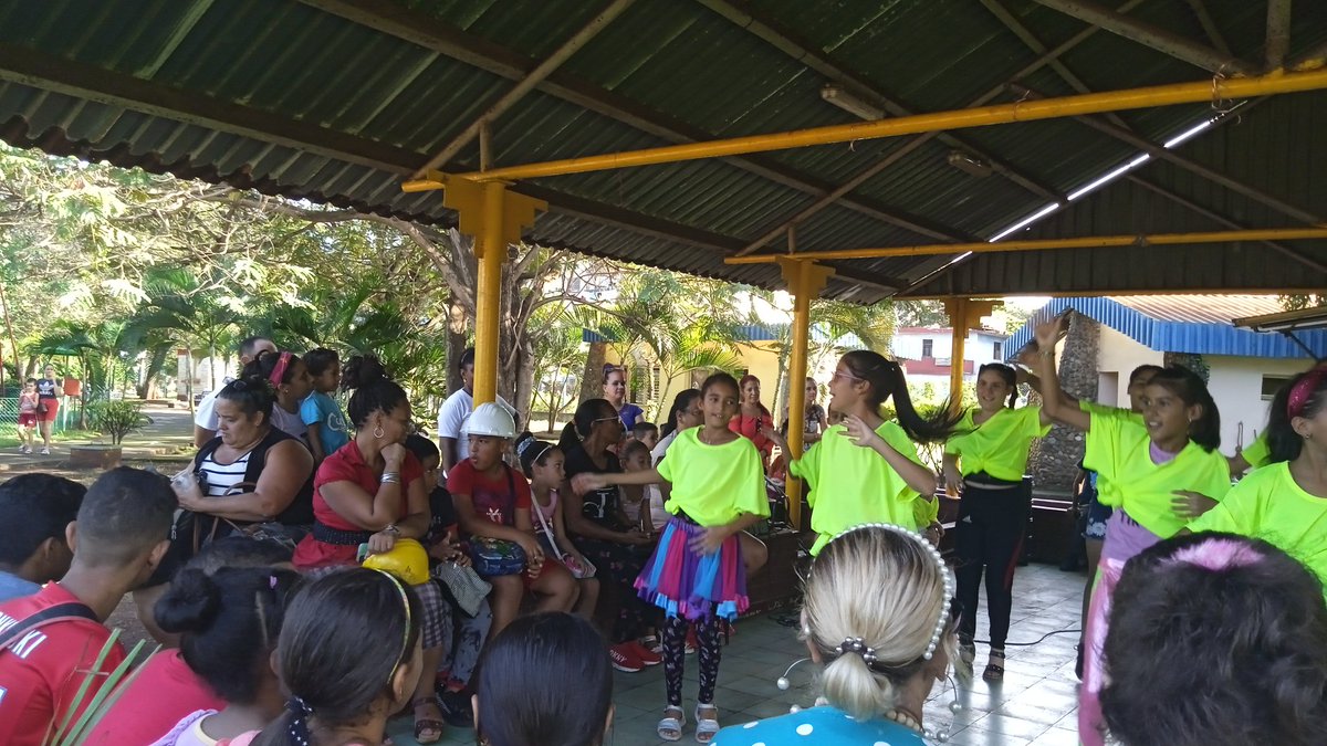 Yerlis83550122's tweet photo. Desarrolla la Casa Cultura junto con el Proyecto Alas de Colibrí un homenaje al Proyecto Ecoarte y sus integrantes en el Parque infantil.
#CulturaMoa
#VamosPorMas https://t.co/fxTn4CJp6Y