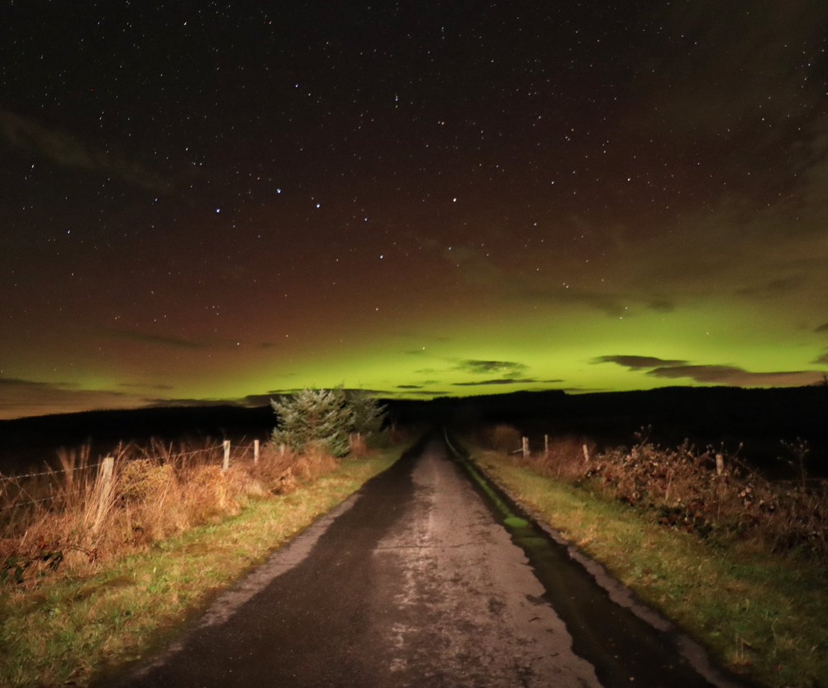 The Aurora Road in Boho Fermanagh tonight @barrabest @Official_WXUK @angie_weather @bbcweather @bbcniweather @BBCNewsNI @ChrisPage90 @WeatherAisling @StormHour