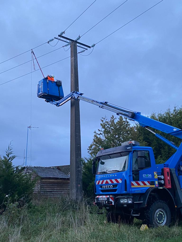 #Ciaran 🌪️ À 18h30, plus d’un million de foyers impactés par la tempête ont été réalimentés, soit 85%. Il reste 176 000 clients privés d’électricité. Nous poursuivons nos interventions et notamment les chantiers de réparations lourdes. #ServicePublic