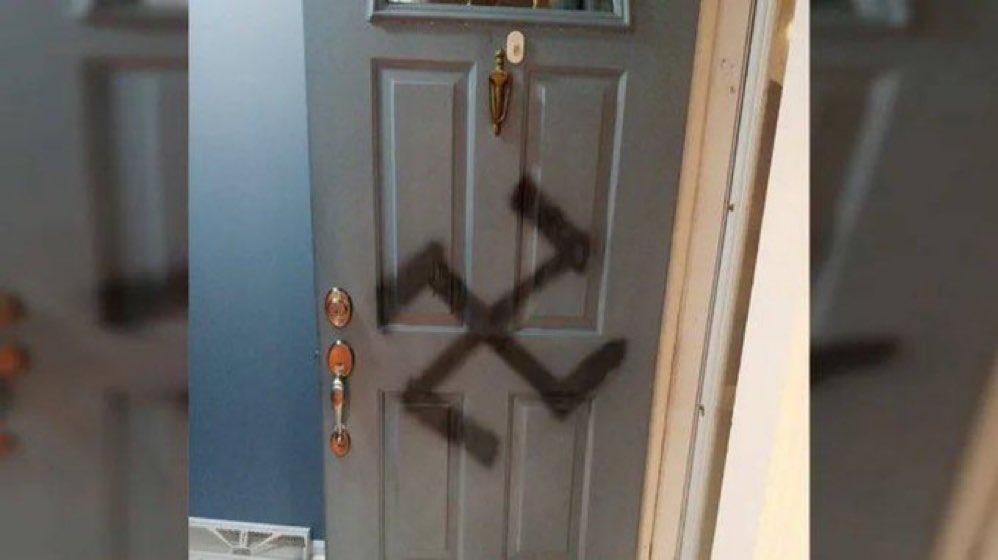AlertaNews24's tweet photo. 🇫🇷 | En Lyon, Francia, una mujer judía de 30 años fue apuñalada y herida en su apartamento. El presunto autor dejó una esvástica en la puerta de su casa y está prófugo. https://t.co/tNfcXH1x6o