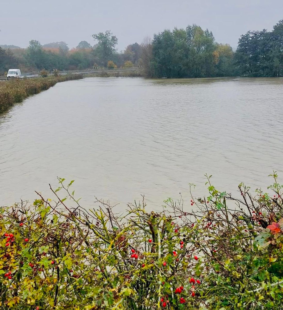 JoBeavis's tweet photo. #Flooding in the #Hedingham Ward 

The Halstead dam is protecting #Halstead

The banks of the river Colne have flooded 

Thanks to stakeholders and volunteers input the water levels are being managed up stream (albeit very nervous residents) https://t.co/6Peu2CrKDI