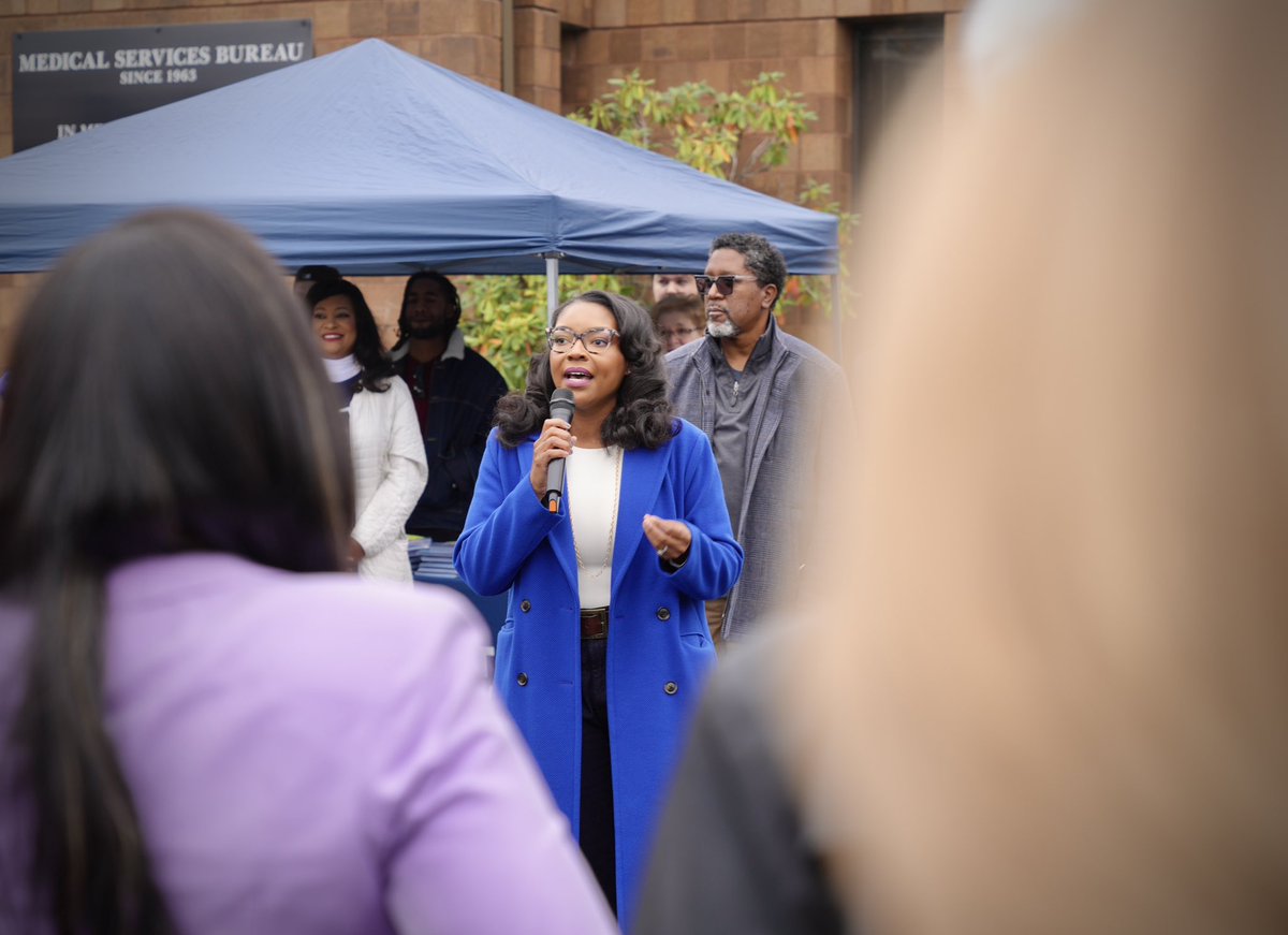 shammasmalik's tweet photo. 🙌 Started the day at the Issue 1 Rally with @RepEmiliaSykes . And then I went to VOTE!
So, have you voted yet? Vote on or before Tuesday! Your voice matters in this pivotal election!
#AkronOhio #TogetherForAkron https://t.co/6GjPHRjXg1