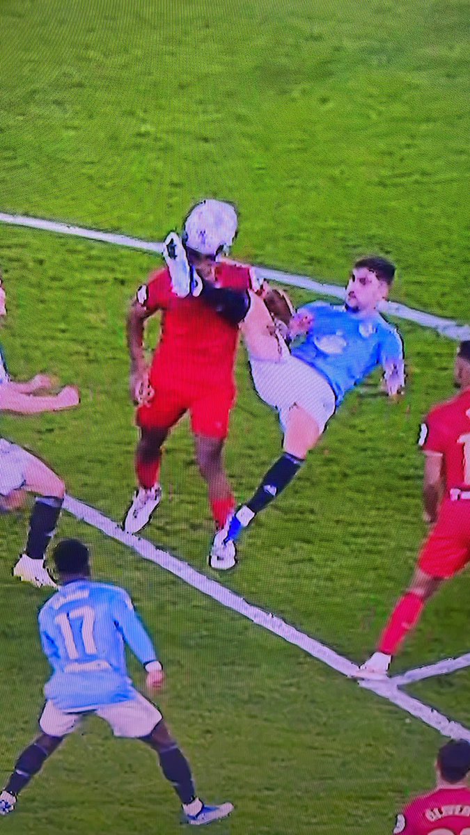 paablog03's tweet photo. Se habla mucho del penalti al Celta. Pero aquí hay dos jugadas también muy dudosas y no se dice nada de ellas. Es lo mismo siempre. 

Y que esto no quite el nefasto partido de hoy, pero no puede darse bombo a una cosa y a otras no. El nivel arbitral está por lo suelos. https://t.co/wXbGtrbsAo