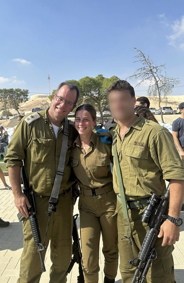 Tothanim_IDF's tweet photo. בדרך ללחימה עוצרים בטקס סיום קק״ץ 🔥

סג״ם נועה, מפקדת בכוחות האש של חיל התותחנים, סיימה ביום חמישי קורס קצינים ופגשה שם אורחים מיוחדים: את אחיה ע', לוחם במיל' ביהל"ם ואת אביה דותן, סא"ל במיל' באוגדה 252 שהגיעו בהפתעה באמצע הלחימה בשביל לחזק אותה בדרכה החדשה. https://t.co/zu1RMzi0C0