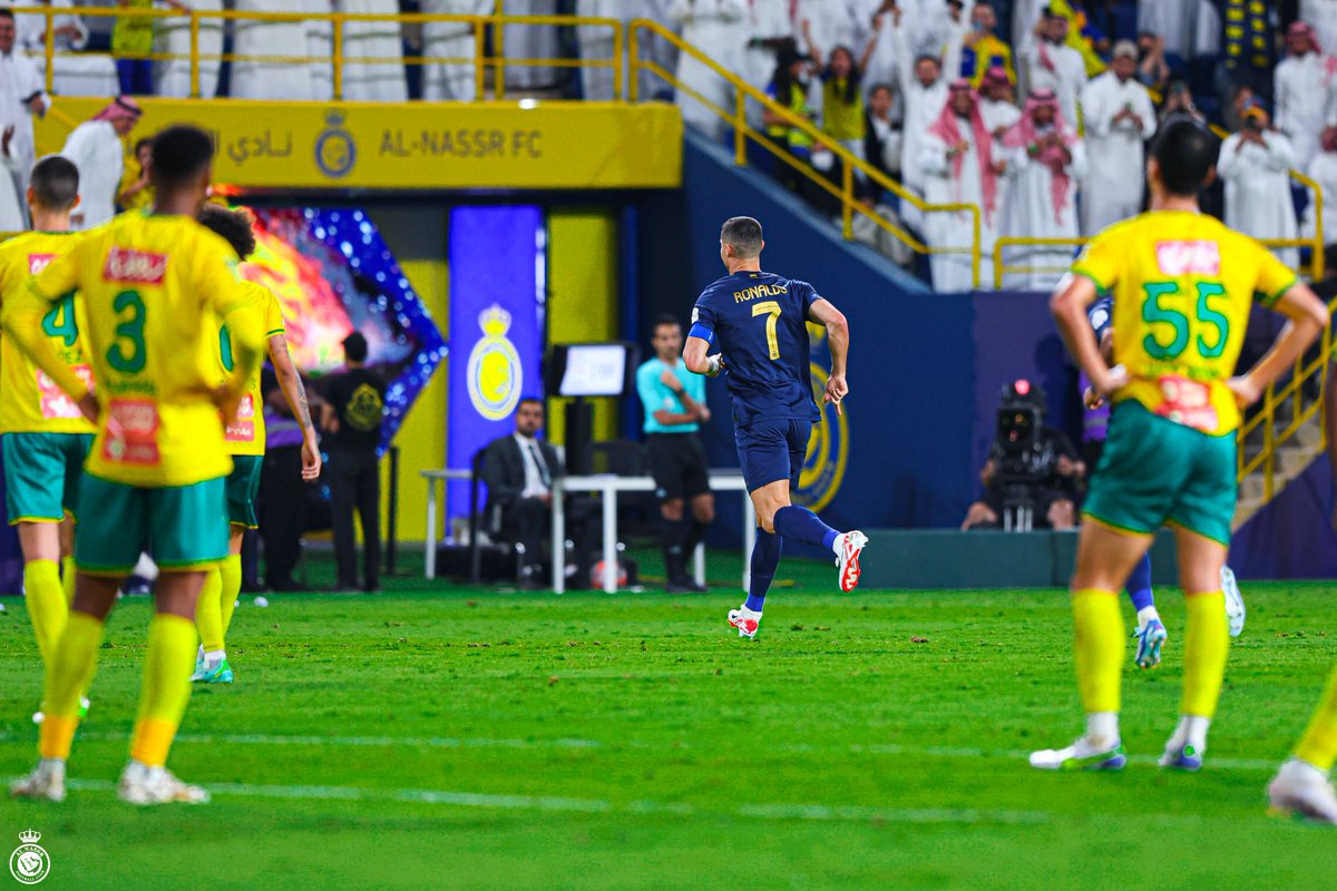 AlNassrFC's tweet photo. حتى وإن سجل في شباكك! 
من يستطيع أن يحرم نفسه من مشاهدة هذا التاريخ يحتفل! 🤩 https://t.co/ZK8slFpUsw