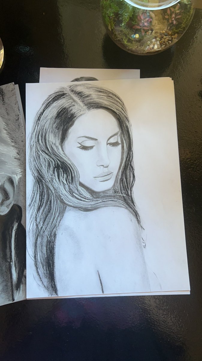 _gracesummerx's tweet image. My dad drew Lana for me😭