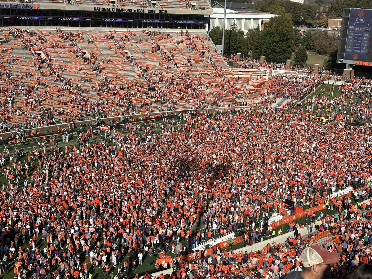 toesinthesand22's tweet image. It’s still meeting at the paw #everygame