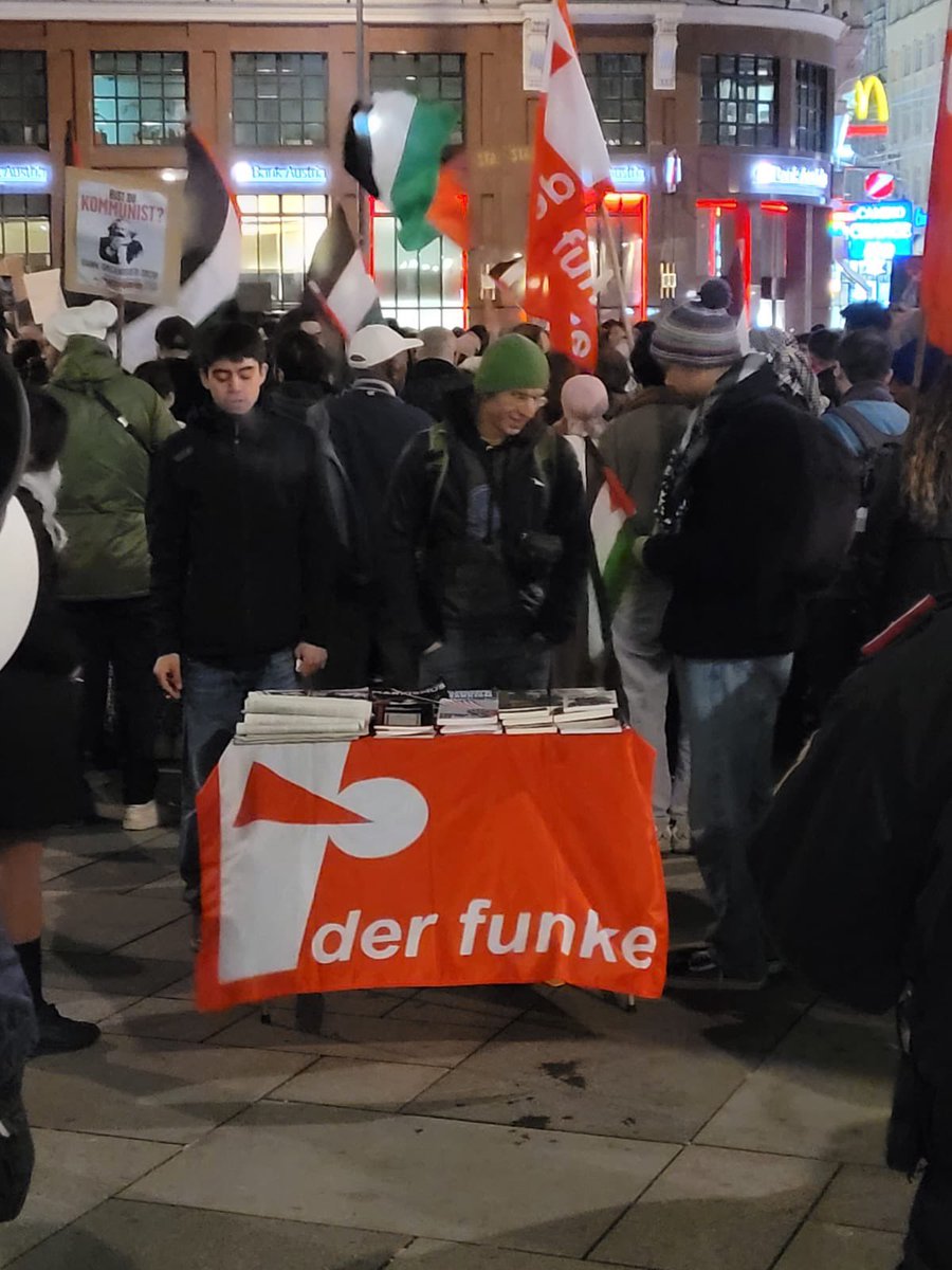 JuraczkaM's tweet photo. Auch heute wieder sind die ehemals besten Freunde - ihr wisst schon - bei der Schuldumkehr in der Wiener Innenstadt mittendrin statt nur dabei. #zeigmirdeineFreunde #derfunke https://t.co/4UPX3tmmXU