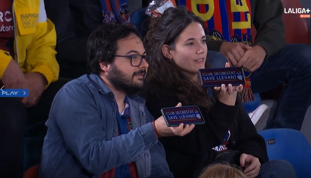 daborgar's tweet photo. Hay que aprovechar el mínimo espacio que nos den para denunciar que unos señores tienen secuestrado nuestro club. Hoy, @carmenbleu y yo hemos puesto nuestro granito de arena. #SaveLlevant https://t.co/00SISN40ng