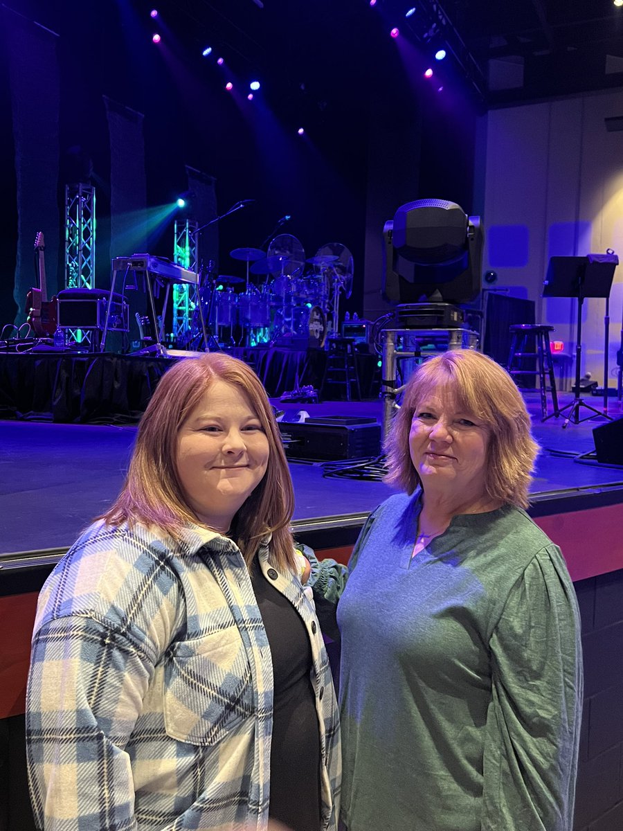 Bethyfo's tweet image. We are here! Front row for my @oakridgeboys !!!