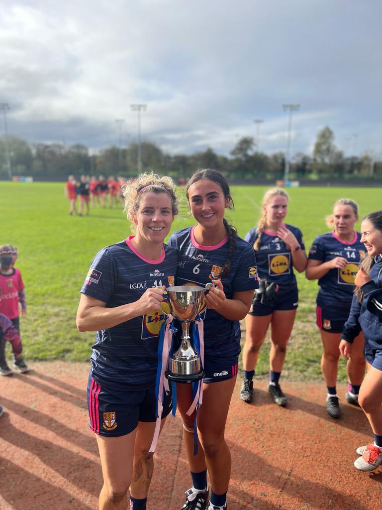 Comhghairdeas le <a href="/GaaRockban/">RockbanLadiesGaa</a> inniu agus go háirithe Keeley Ní Ghabhláin agus Iníon Ní Mhaolcatha a bhí ag imirt le chéile 👏👏👏
