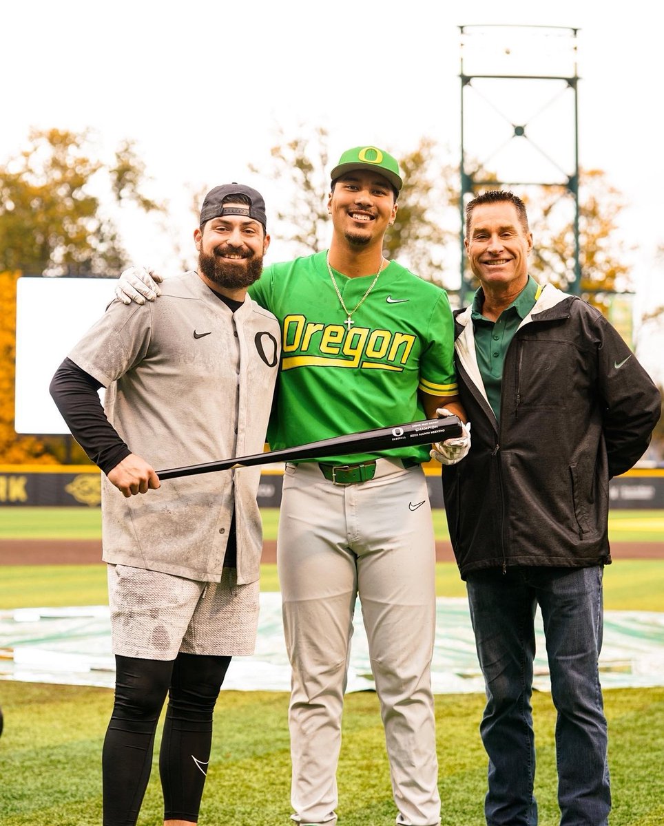 yosmama21's tweet photo. Remember #YoBomb 's❓️ 💣🚀💥
They're baaaaaack!
Introducing your 2023 Homerun Derby Champion, Kenyon Yovan!
@kenyonyovan21

#AlumniWeekend #GoDucks https://t.co/Gh2OZxQyz0