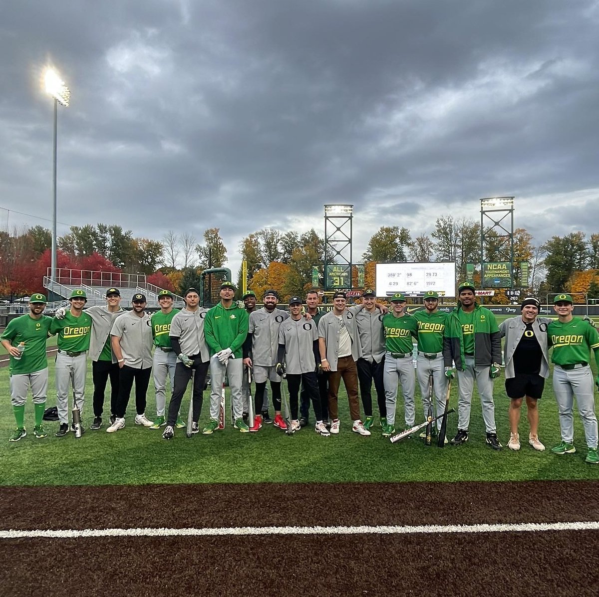 yosmama21's tweet photo. Remember #YoBomb 's❓️ 💣🚀💥
They're baaaaaack!
Introducing your 2023 Homerun Derby Champion, Kenyon Yovan!
@kenyonyovan21

#AlumniWeekend #GoDucks https://t.co/Gh2OZxQyz0