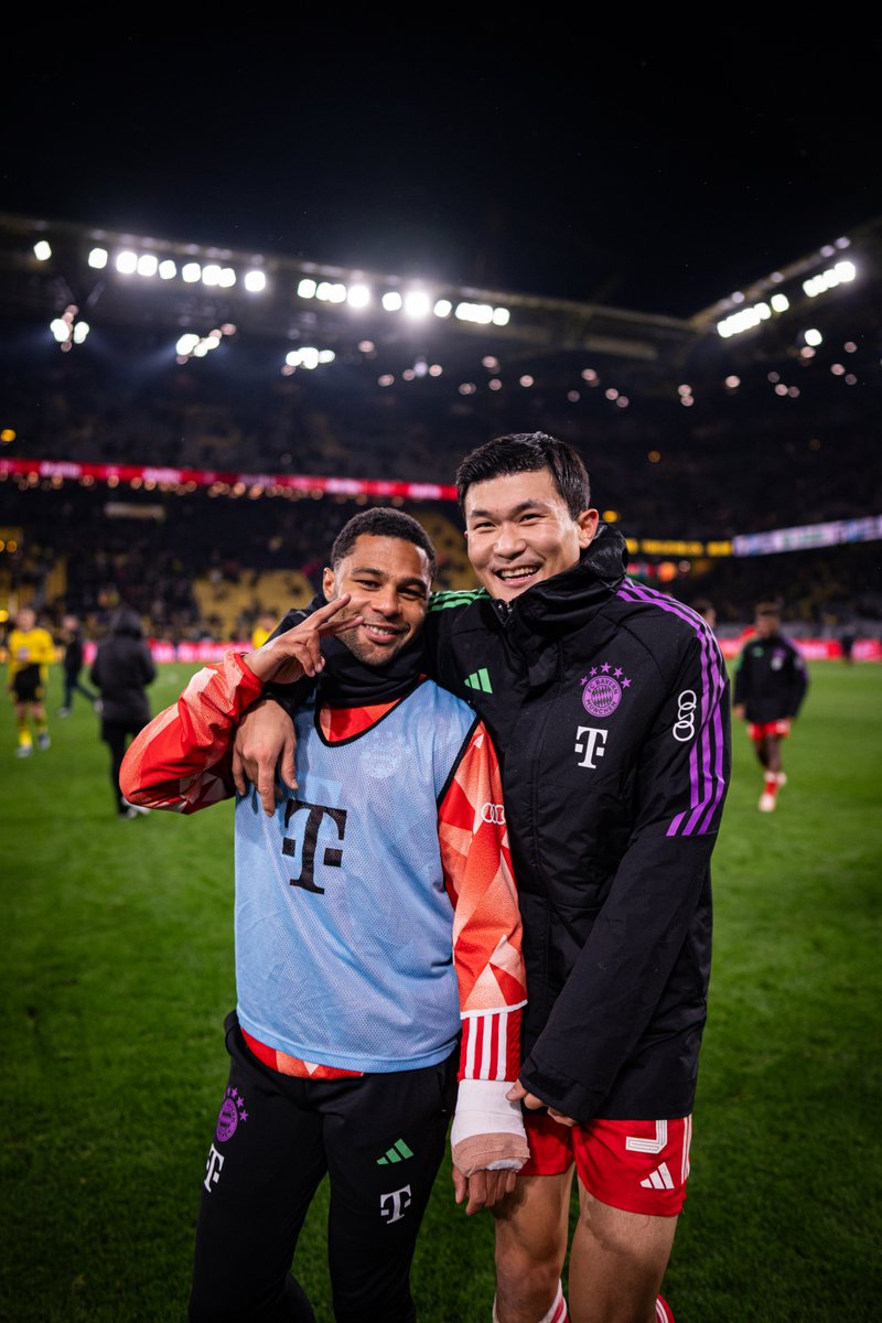 FCBayern's tweet photo. ❤️🤜🤛🤍 https://t.co/uhiBh0P9xb