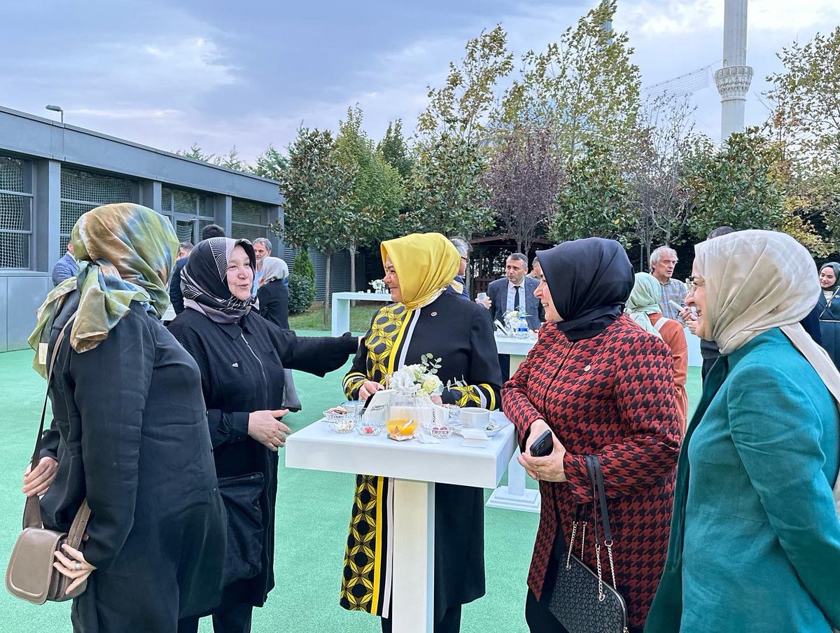 Bugün meyvelerini almaya devam ettiğimiz enerjide tam bağımsız Türkiye stratejisinin mimarı değerli bakanımız Berat Albayrak ve kıymetli eşi Esra Albayrak’ın da katılımlarıyla “düşünceye ilham, değişime yön” mottosu ile yola çıkan <a href="/enstitusosyal_/">Enstitü Sosyal</a> ‘in açılış programındaydık.