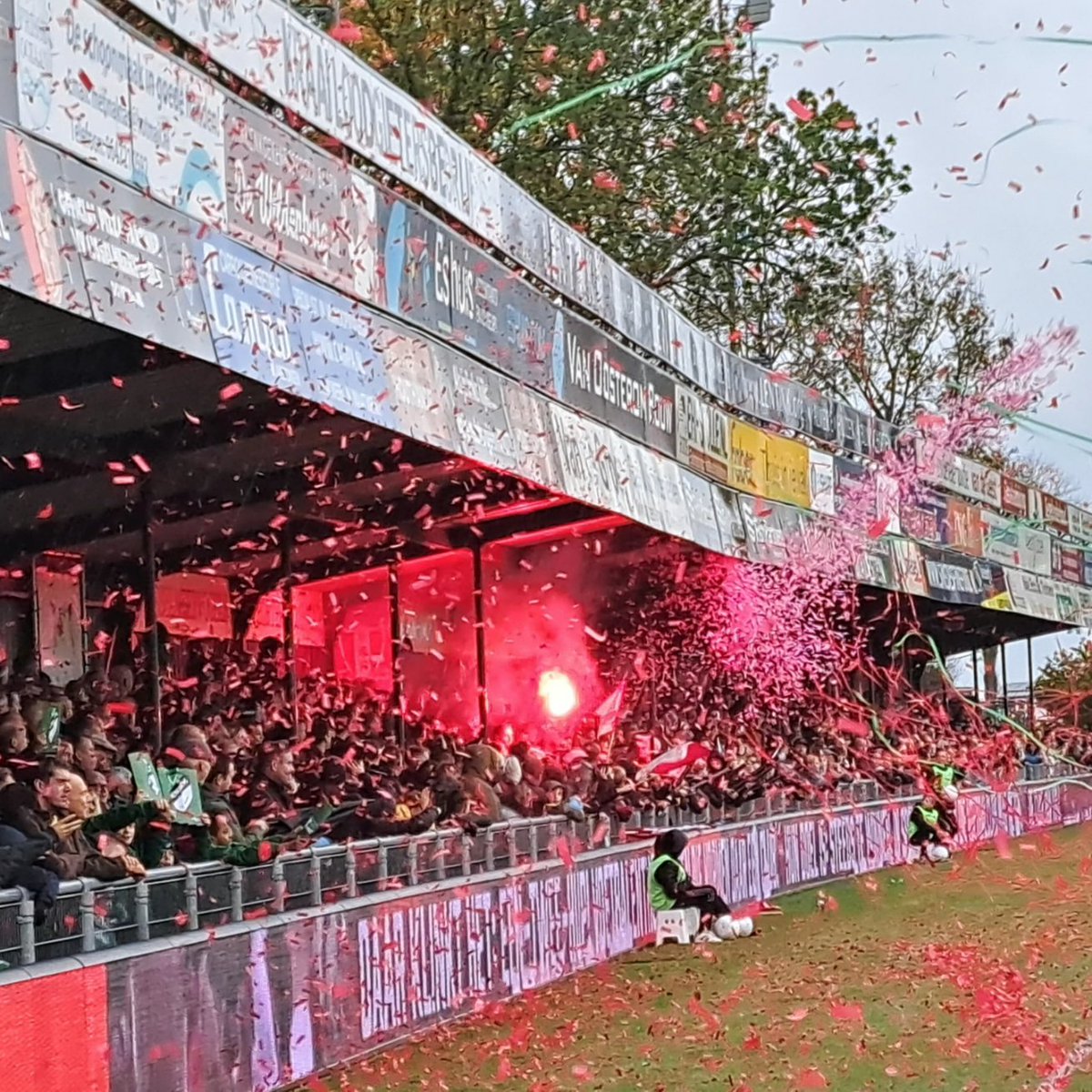 JStouthart's tweet photo. In sommige steden/dorpen zijn de derby's gewoon geweldig. Spakenburg is daar één van. #ijseem #Ijselmeervogels #Eemdijk #nopyronoparty #pitchinvasion https://t.co/o1BqfRT3eZ