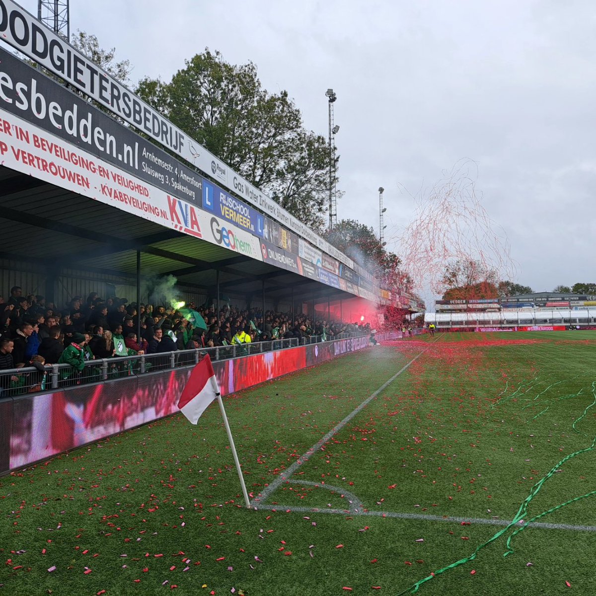 JStouthart's tweet photo. In sommige steden/dorpen zijn de derby's gewoon geweldig. Spakenburg is daar één van. #ijseem #Ijselmeervogels #Eemdijk #nopyronoparty #pitchinvasion https://t.co/o1BqfRT3eZ